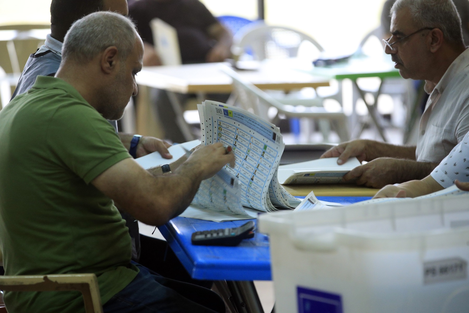 موظفو مركز اقتراع في العراق