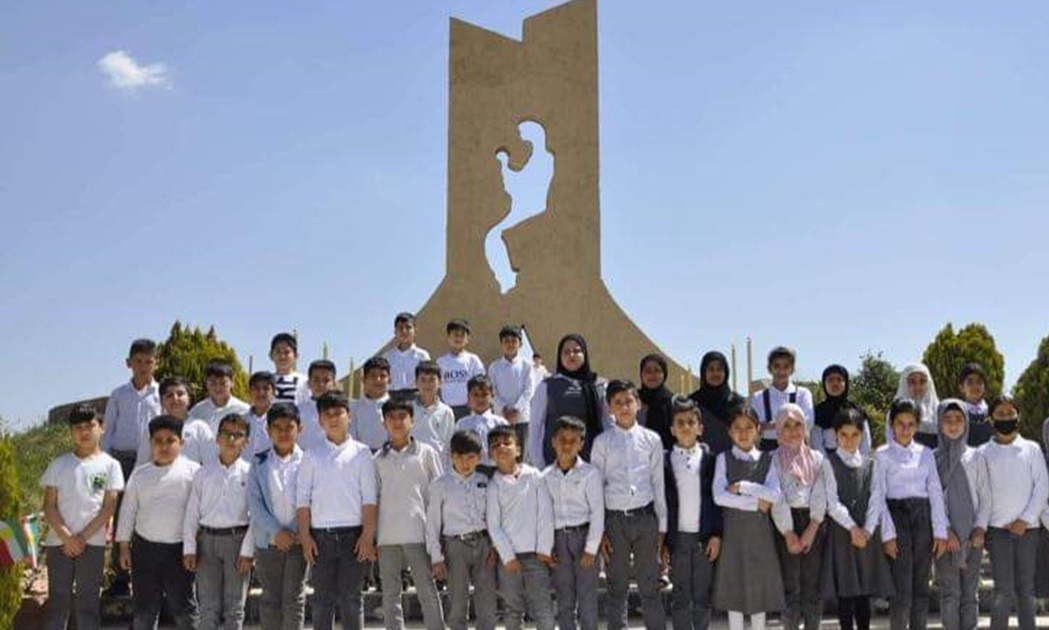 مجموعة من الطلبة تزور نصب المؤنفلين في جمجمال.المصدر:وزارة شؤون الشهداء والمؤنفلين