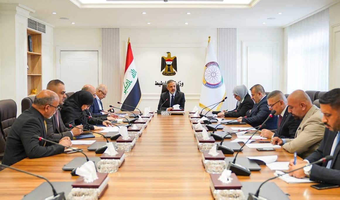 وزير التخطيط محمد علي تميم يترأس اجتماعا في الوزراة.المصدر:صفحة وزارة التخطيط