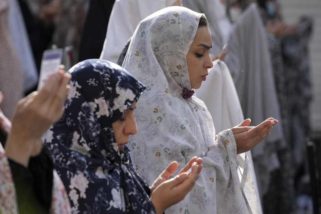 صلاة عيد الفطر في ايران.المصدر:AP
