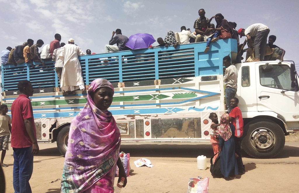 سودانيون يغادرون الخرطوم.المصدر:AP