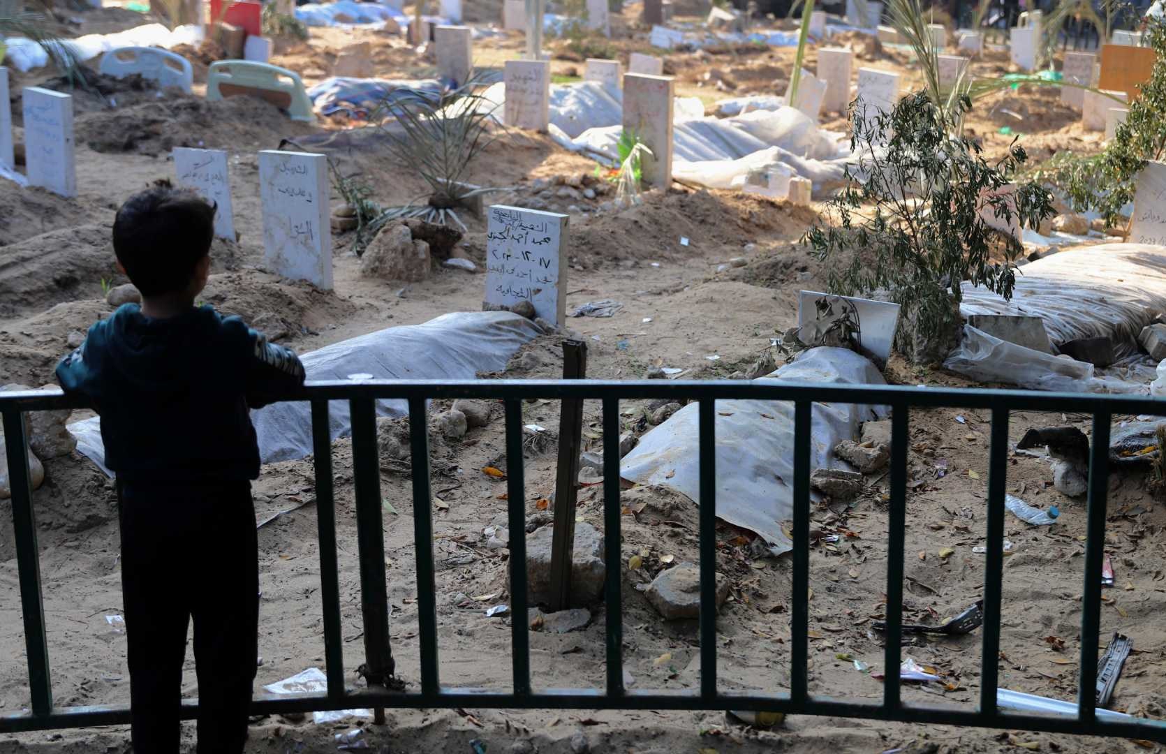 طفل فلسطيني في مقبرة فلسطينية.المصدر:AP