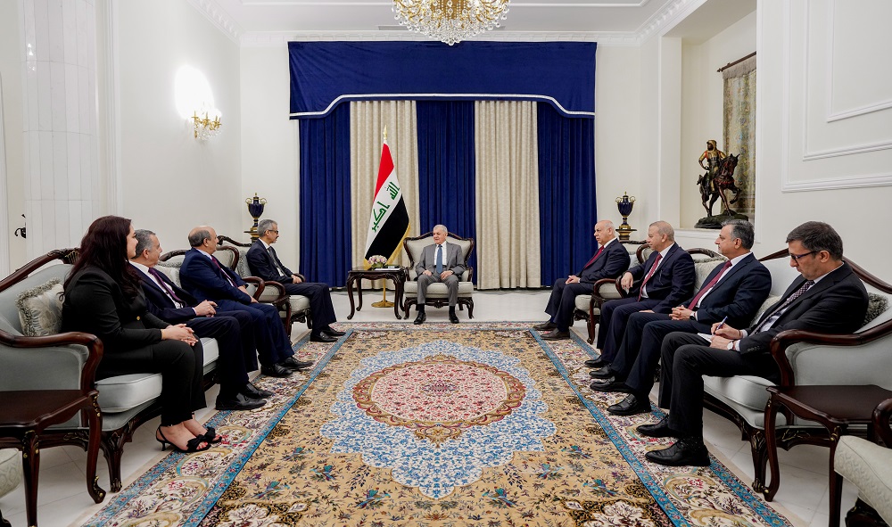 رئيس الجمهورية العراقي عبداللطيف رشيد مع المدير العام للمنظمة العربية للتربية والثقافة والعلوم محمد ولد أعمر.المصدر: رئاسة الجمهورية