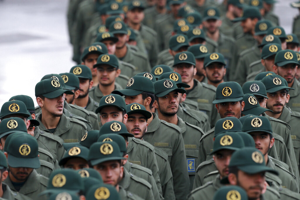 أعضاء الحرس الثوري الإيراني في طهران.المصدر:AP