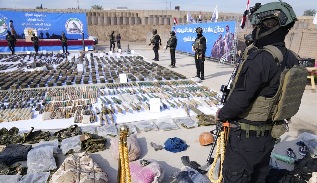  الحشد الشعبي يعرض الأسلحة التي استولى عليها من داعش في صلاح الدين.المصدر:AP