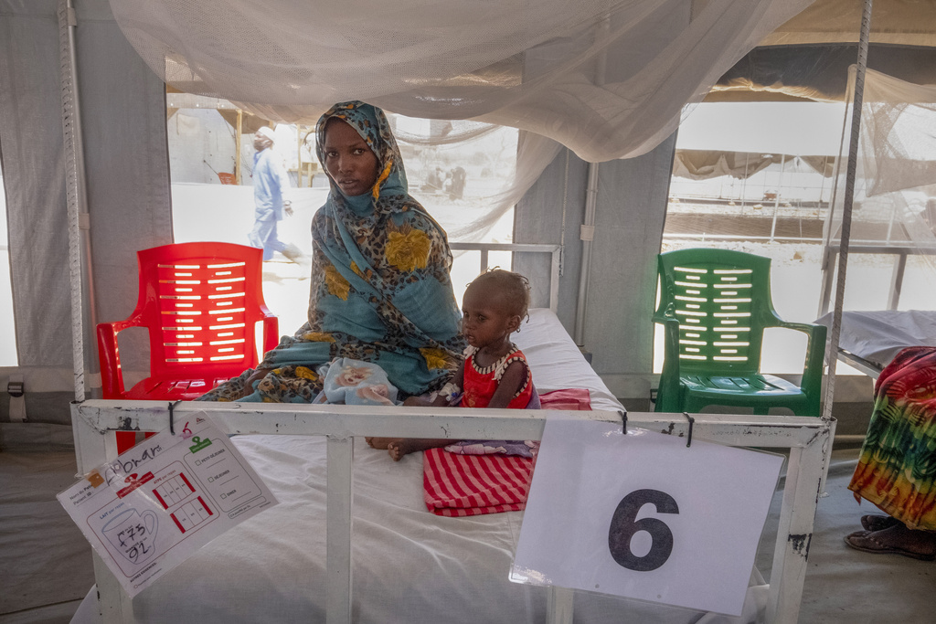 أطفال سودانيون يعانون من سوء التغذية في مخيم ميتشي، تشاد.المصدر:AP