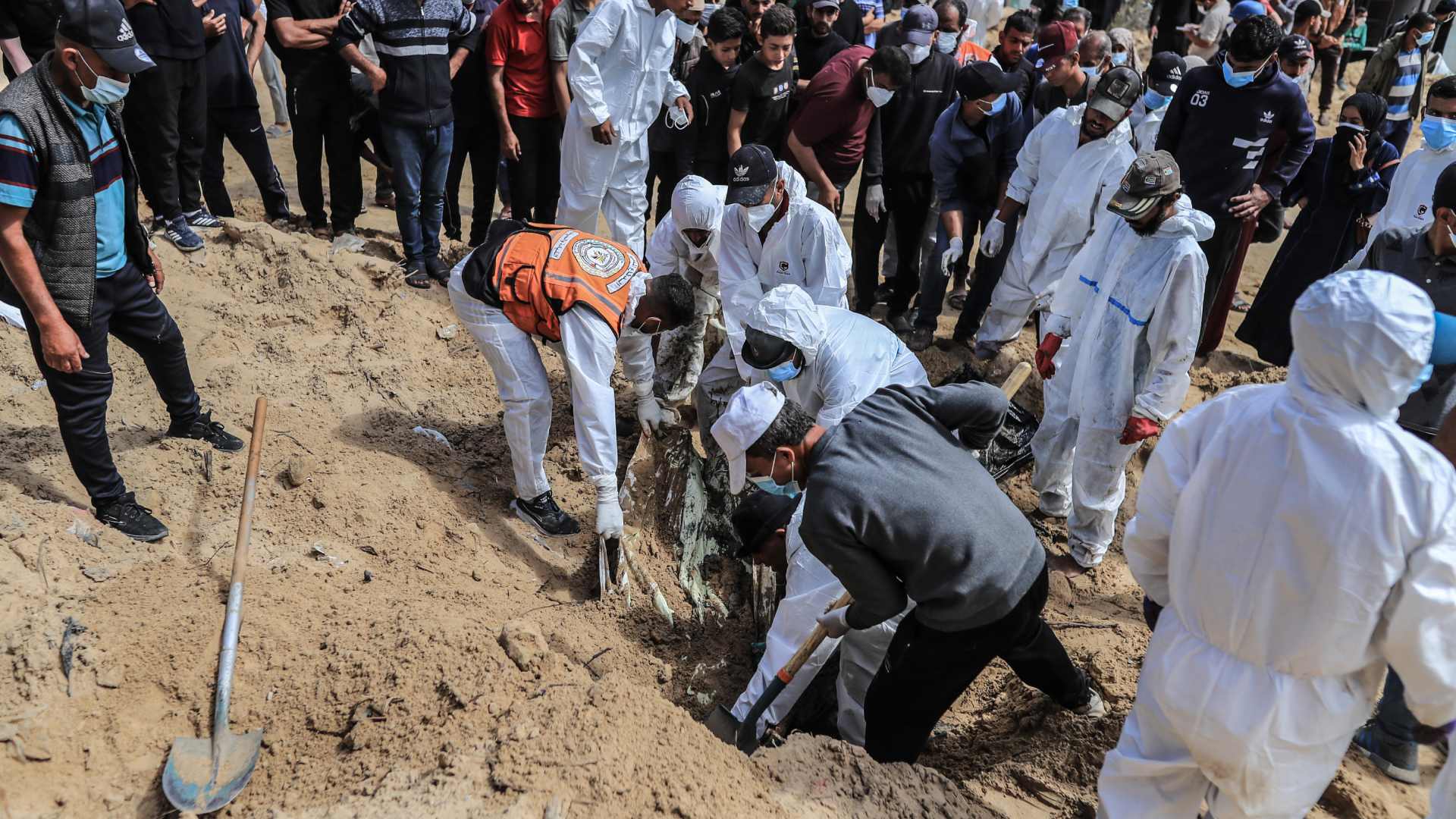 عملية اخراج الجثث من مقبرتين في خان يونس.المصدر:AA