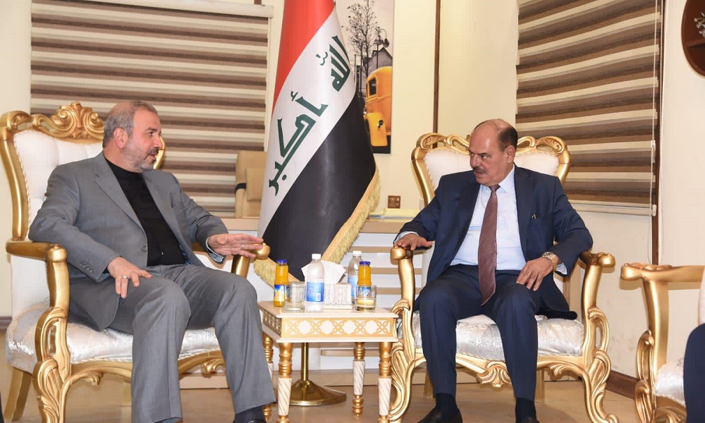 نقيب الصحفيين العراقيين مؤيد اللامي مع سفير الجمهورية الإسلامية الإيرانية في بغداد محمد كاظم آل صادق.المصدر:نقابة الصحفيين العراقيين