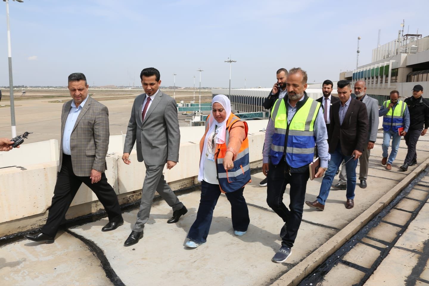 وزير النقل يشرف ميدانيا على أعمال الصيانة في مطار بغداد الدولي.المصدر:مطار بغداد الدولي