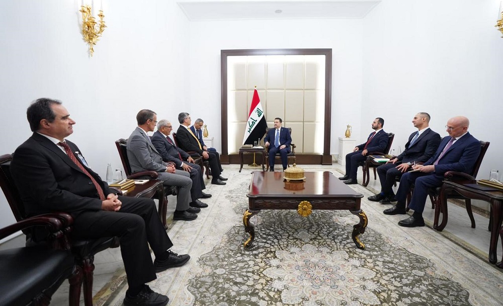 رئيس الوزراء العراقي محمد شياع السوداني يستقبل وفد المجمع العام لكنيسة الادفنتست السبتيين الإنجيلية.المصدر:مكتب السوداني