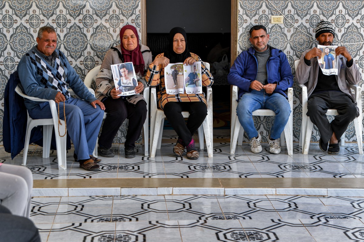 أفراد عائلات المهاجرين التونسيين الذين فقدوا في البحر.المصدر:AFP