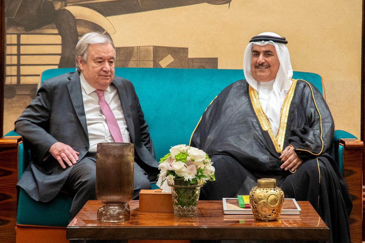 الأمين العام للأمم المتحدة أنطونيو غوتيريش أثناء استقباله الشيخ خالد بن أحمد بن محمد آل خليفة، مستشار ملك البحرين للشؤون الدبلوماسية في المنامة.AFP