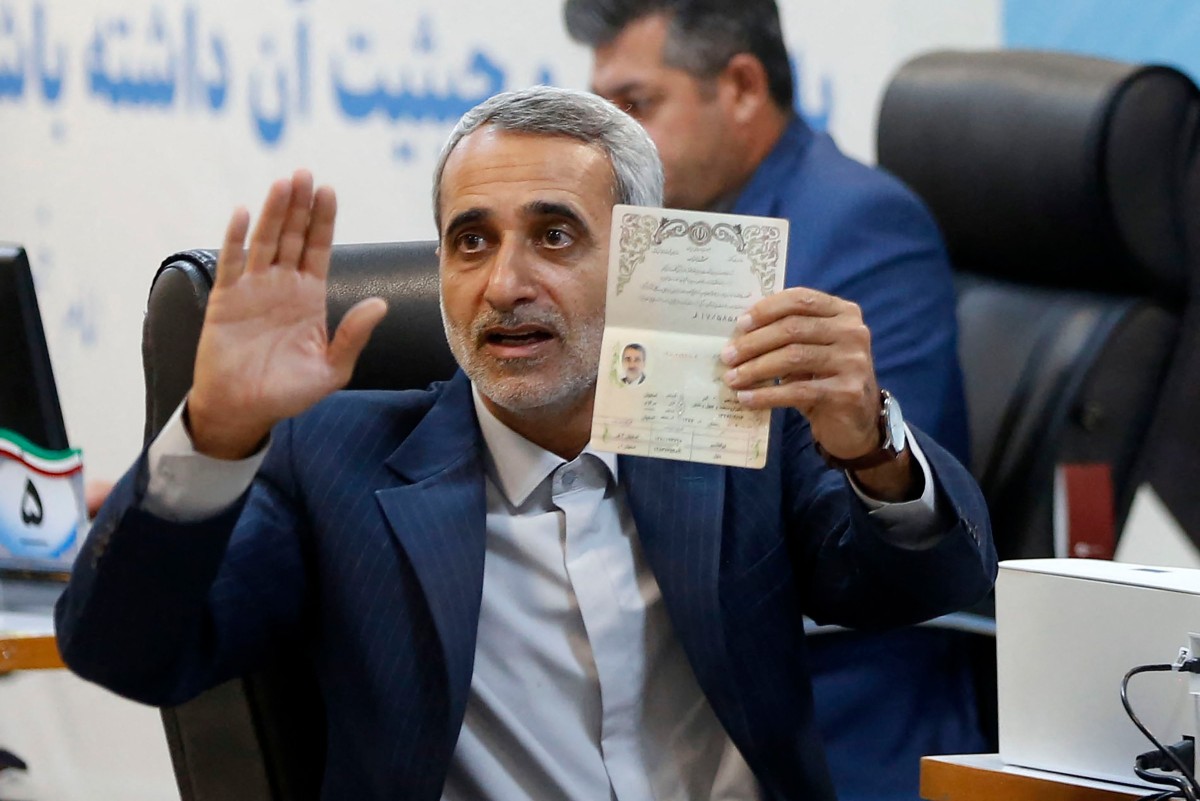 النائب في البرلمان الإيراني عباس مقتدي يسجل في مكتب تسجيل الانتخابات في طهران.المصدر:AFP