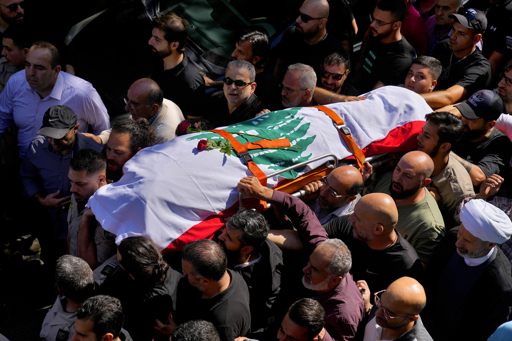 جثمان مصور فيديو رويترز عصام عبد الله الذي قُتل بقصف إسرائيلي بجنوب لبنان.المصدر:AP