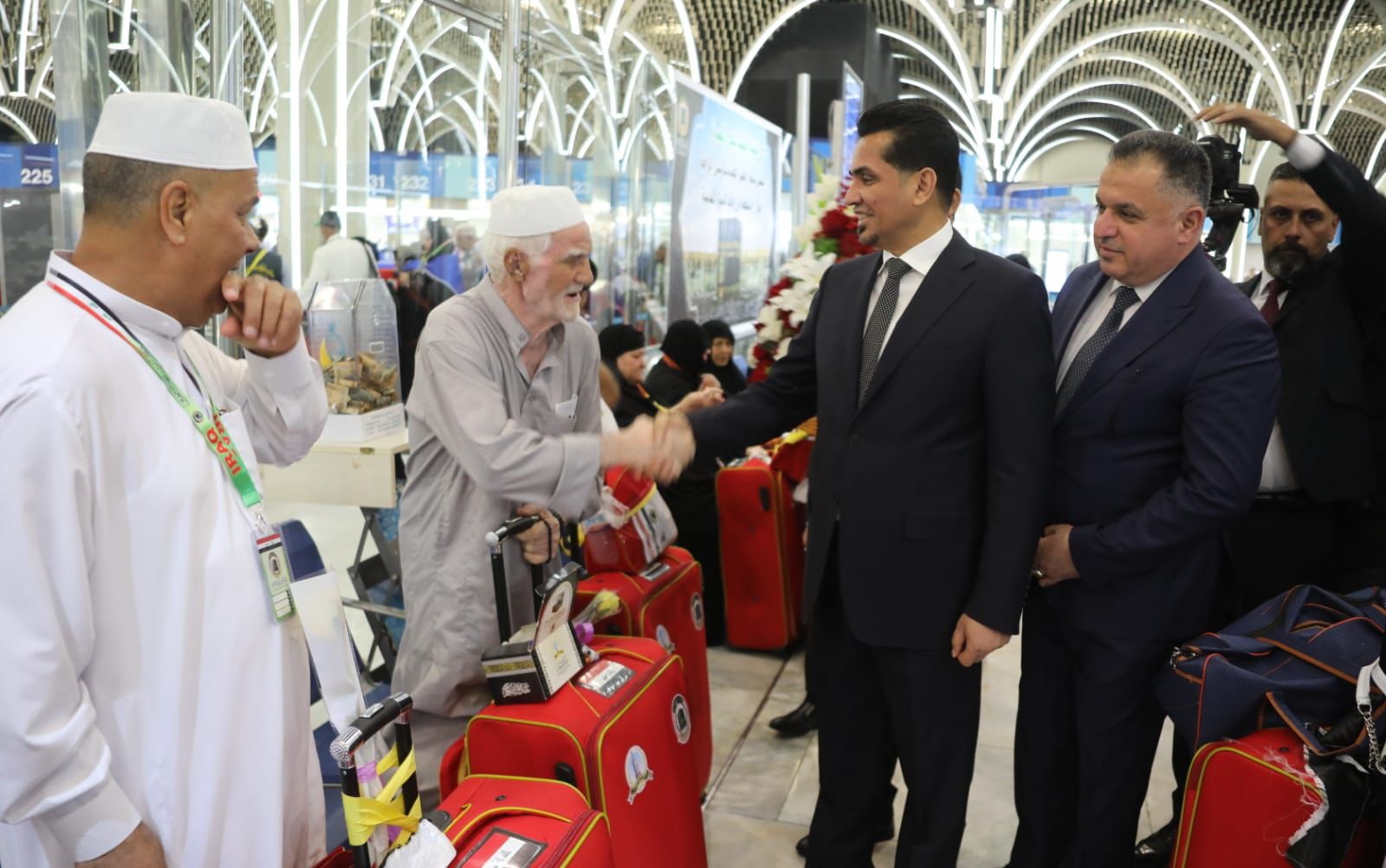 وزير النقل رزاق محيبس السعداوي يشرف على تفويج  قافلةحجاج عبر مطار بغداد.المصدر:وزارة النقل