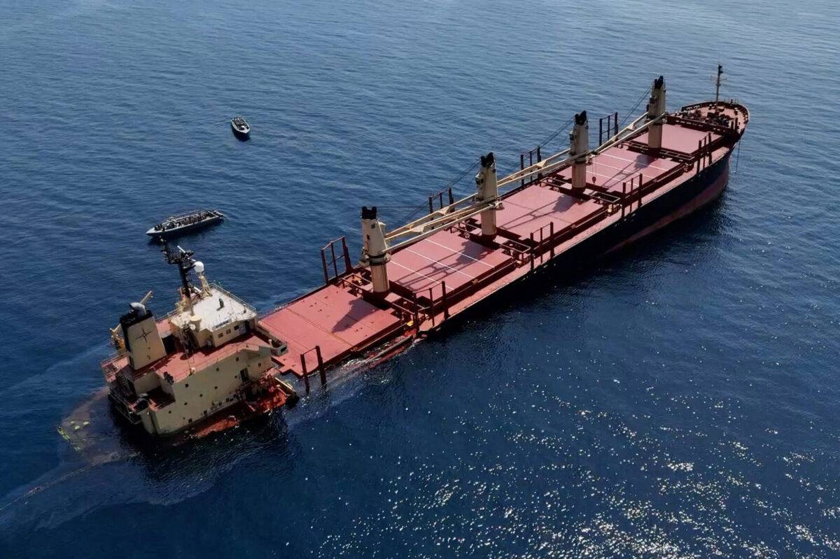 غرق سفينة الشحن المسجلة في بريطانيا "روبيمار"، بعد استهدافها من قبل الحوثيين في البحر الأحمر. المصدر (قناة اليمن)

