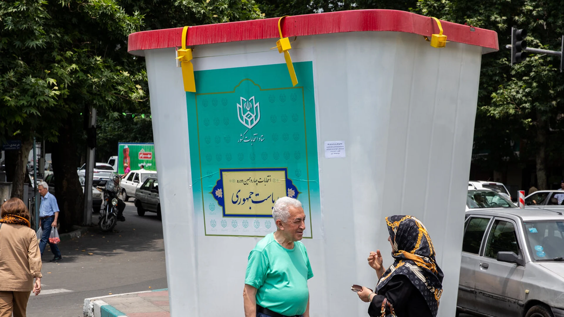 صنوق انتخابات كبير الحجم موضوع في احدى شوارع طهران كجزء من عملية الدعاية الانتخابية 