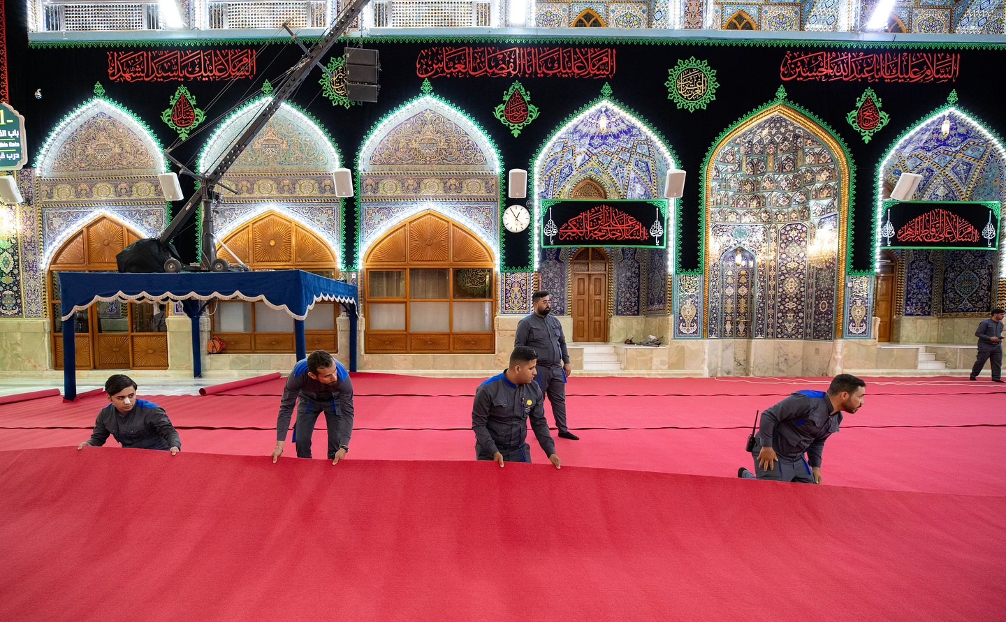 التحضيرات في مرقد الإمام الحسين استعدادا لمراسيم عاشوراء.المصدر:العتبة الحسينية