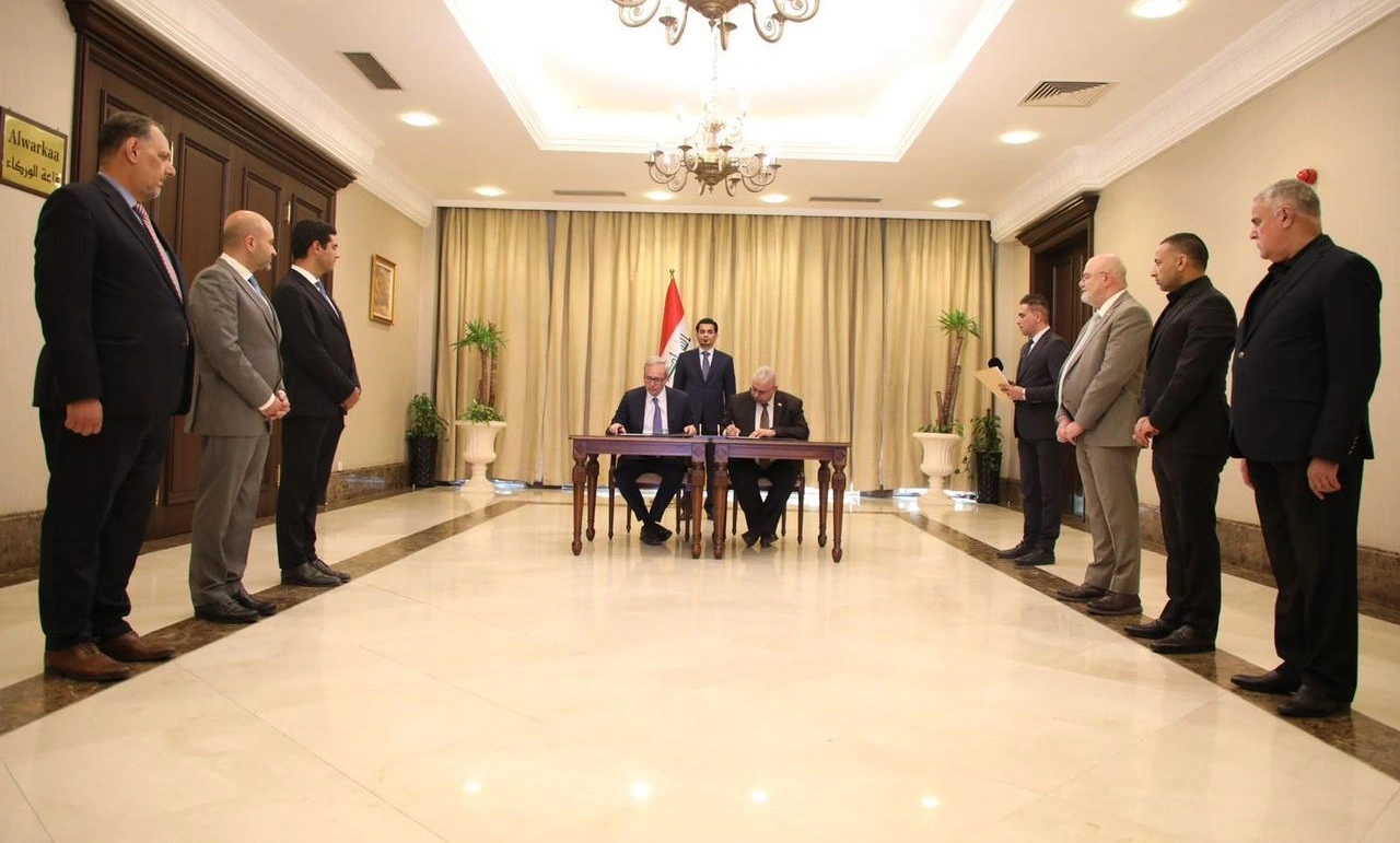 توقيع العقد بين وزارة النقل وشركة اوليفر وايمن.المصدر:وزارة النقل