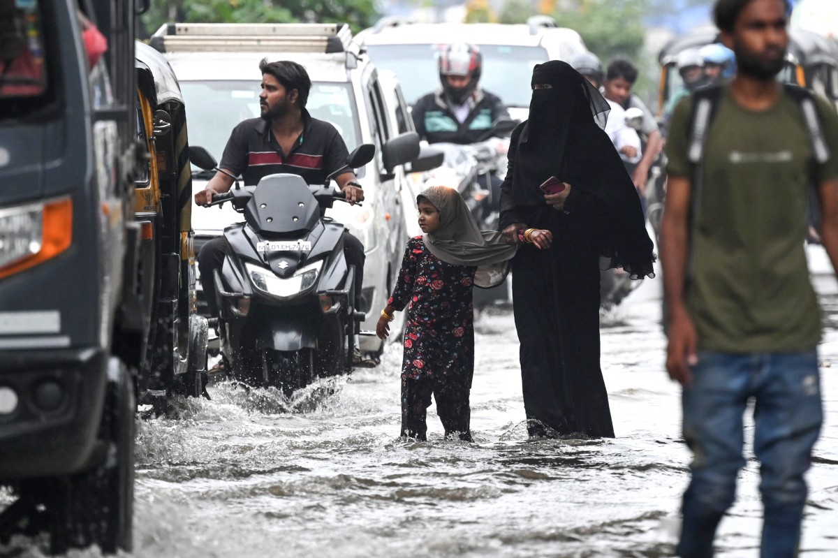 شارع غمرته المياه بعد هطول الأمطار في مومباي.المصدر:AFP