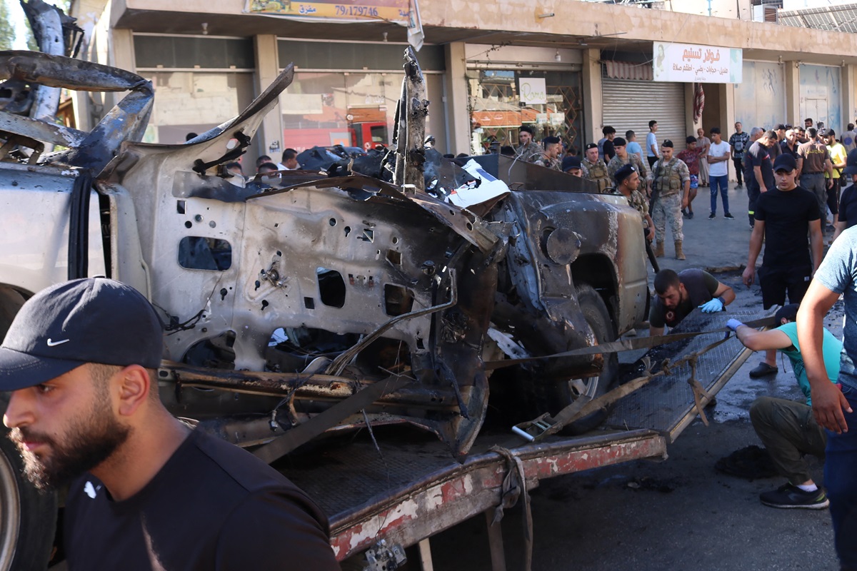 أشخاص يحملون جثة شخص بعد انتشال الجثث من قبر مؤقت في مستشفى الأمل في خان يونس جنوب قطاع غزة. المصدر (AFP) 