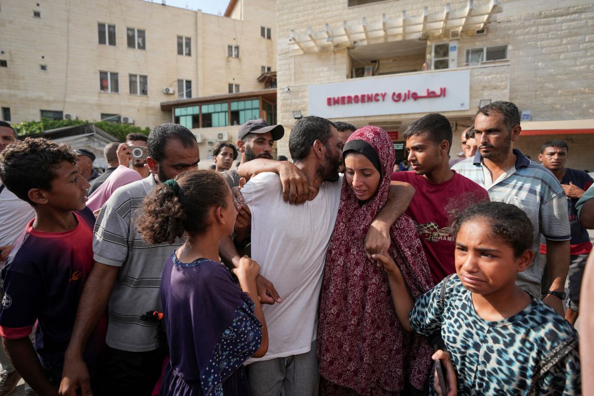 رجل فلسطيني اعتقله الجيش الإسرائيلي في قطاع غزة وأطلق سراحه عبر معبر كيسوفيم. المصدر (AP)