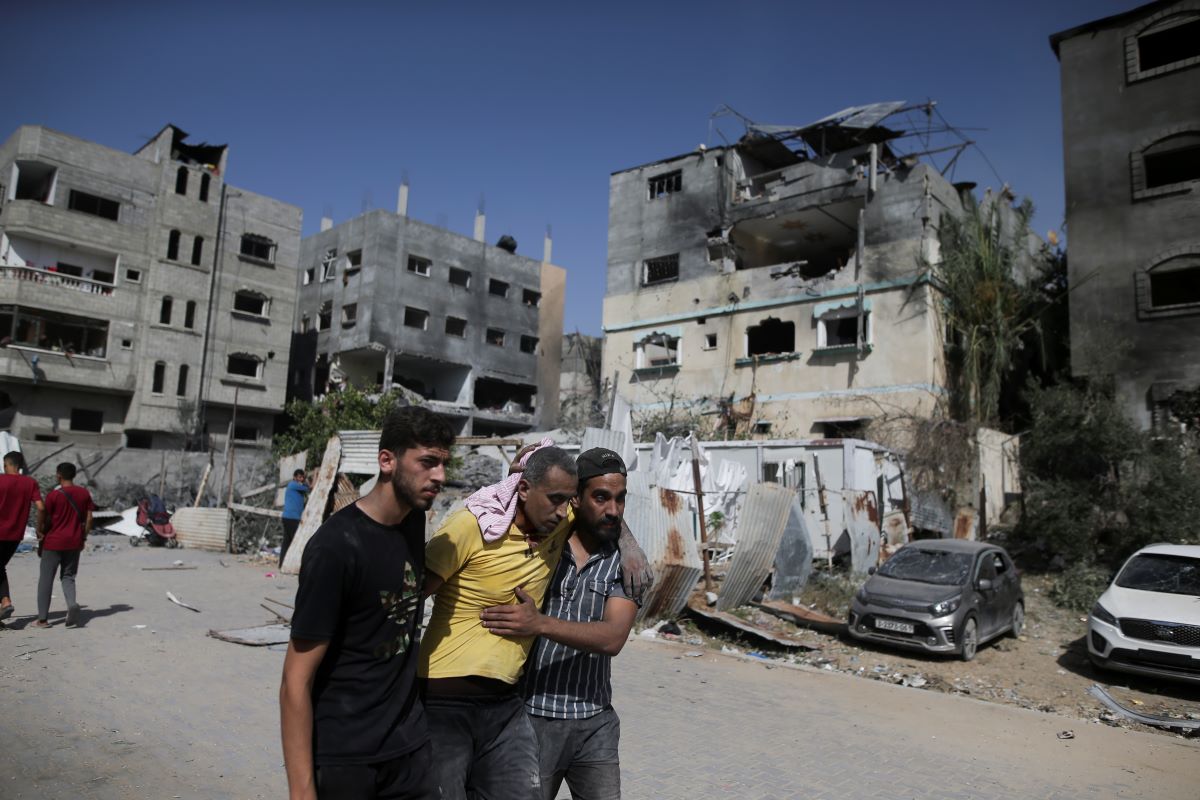 إصابة مواطن فلسطيني إثر الغارات الاسرائيلية على قطاع غزة... المصدر (AP)