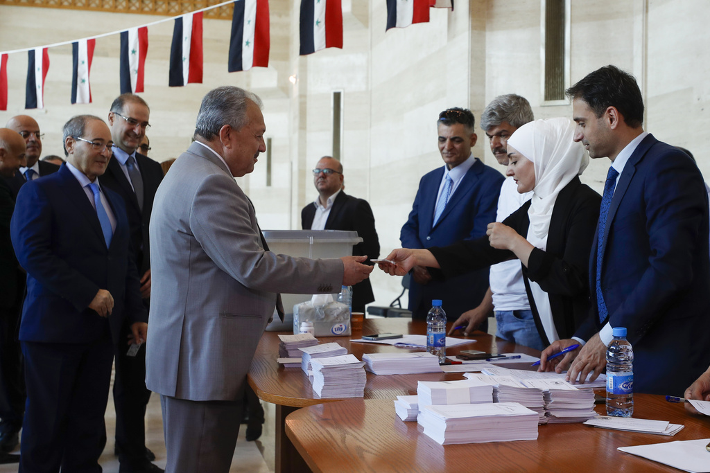 رئيس الوززراء ووزير الخارجية السوري يدلون باصواتهم في دمشق 