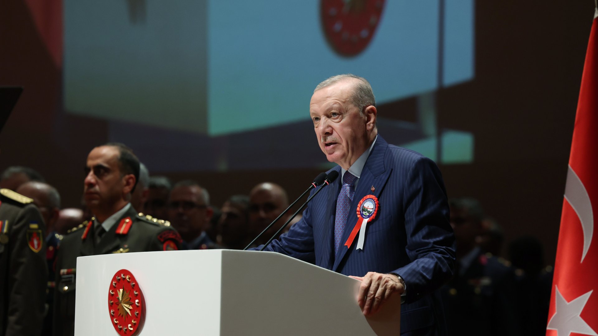 إردوغان متحدثا أمام خريجين شبان من الأكاديمية العسكرية في اسطنبول