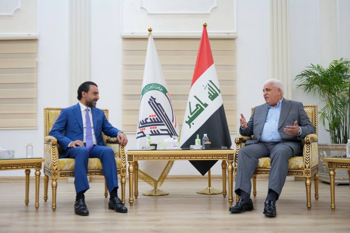 رئيس هيئة الحشد الشعبي فالح الفياض (يمين) ورئيس حزب تقدم محمد الحلبوسي (يسار)