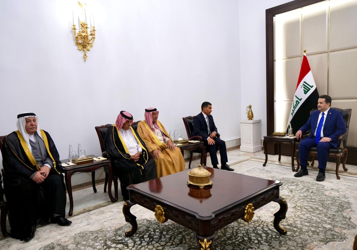 السوادني خلال لقائه عددا من شيوخ ووجهاء قبيلة زوبع