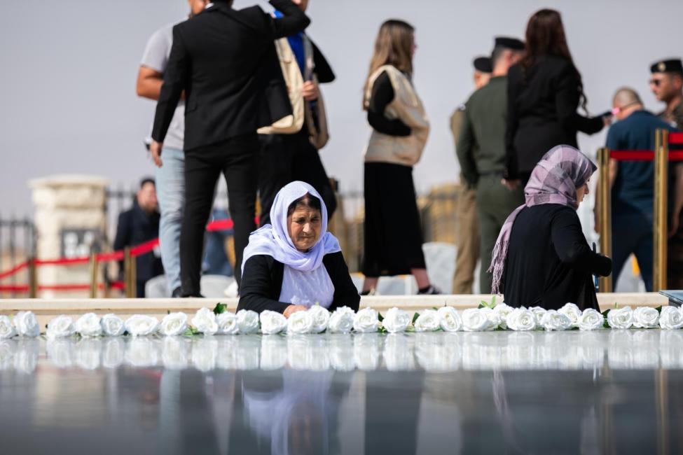 امرأة ايزيدية تنعي احبابها الذين فقدوا في الابادة الجماعية 