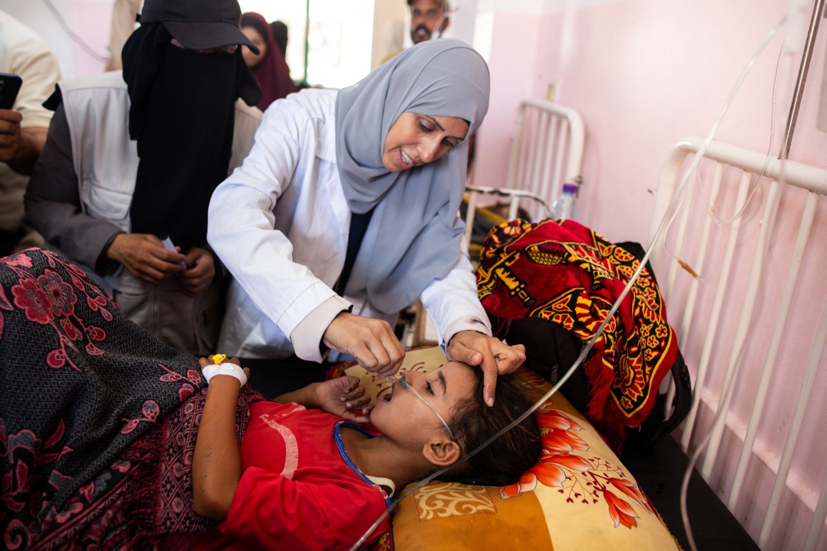 ممرضة تقوم بإعطاء لقاح شلل الأطفال لمريض فلسطيني في مستشفى ناصر في خان يونس بجنوب قطاع غزة 
المصدر:
AFP