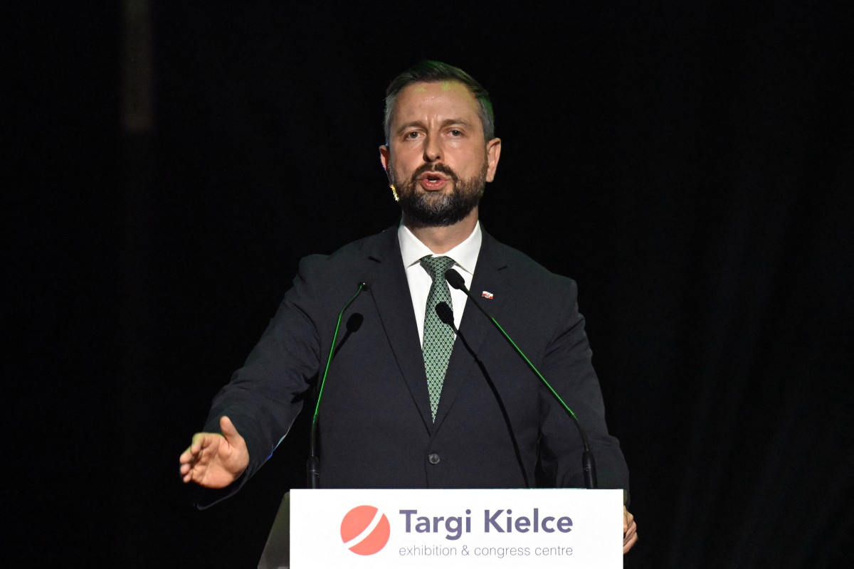 "وزير دفاع بولندا ولاديسلاو كوسينياك-كاميز يلقي كلمته في افتتاح معرض الدفاع الدولي 2024 في كيلتسي، 3 سبتمبر 2024/ AFP)