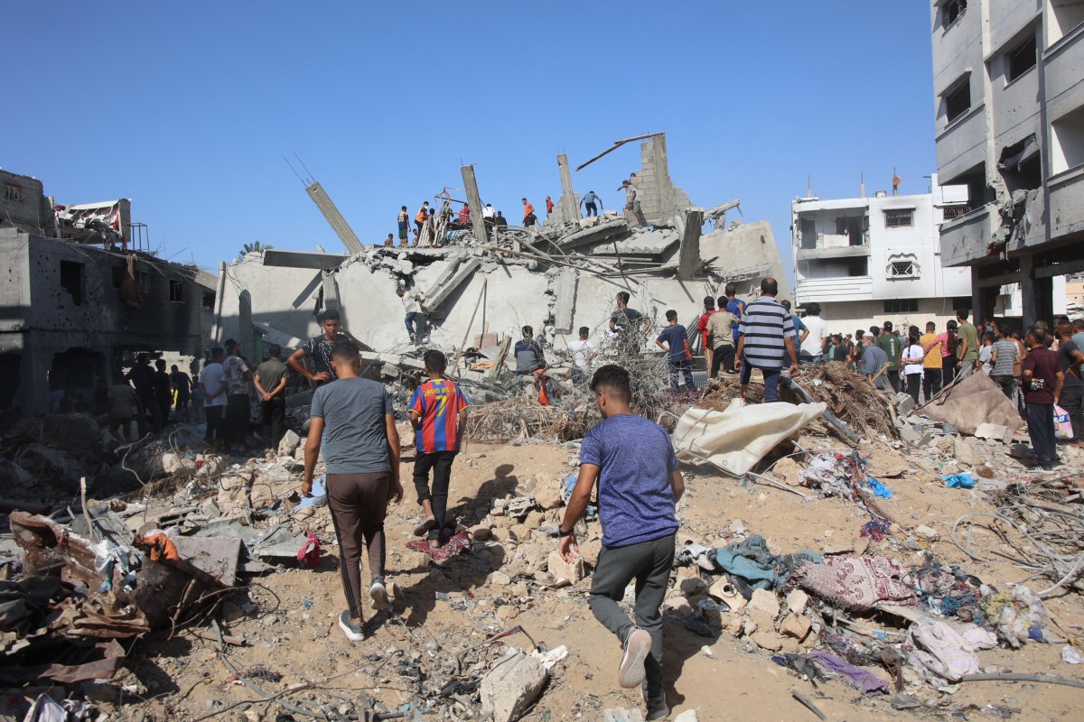 Palestinians search in the rubble for survivors at the site of an Israeli strike in the Shejaiya suburb east of Gaza City on September 12, 2024, amid the ongoing war between Israel and Palestinian militants. (Photo by Omar AL-QATTAA / AFP)