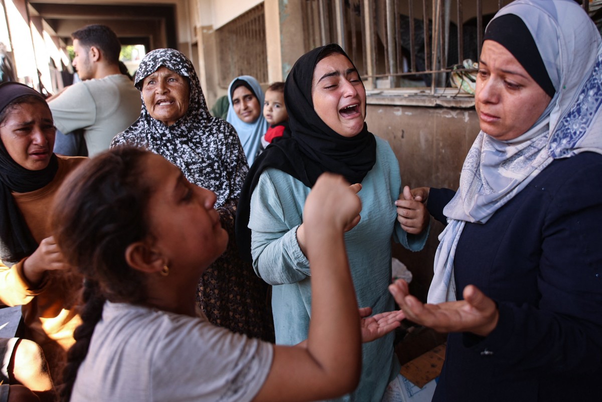 نساء وأطفال يتفاعلون بعد غارة إسرائيلية على مدرسة تأوي نازحين فلسطينيين في الفلوجة قرب مخيم جباليا للاجئين، 26 سبتمبر 2024. (وكالة فرانس برس)