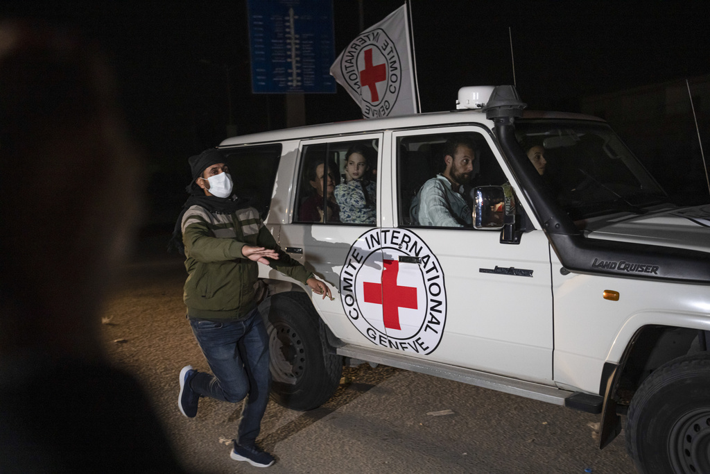 سيارة تابعة للصليب الأحمر تحمل رهائن إسرائيليين تمر عند معبر رفح بين قطاع غزة ومصر يوم السبت 25 نوفمبر 2023. (AP )