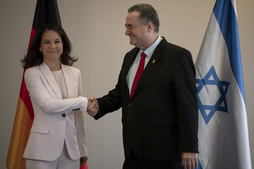 وزير الخارجية الإسرائيلي يسرائيل كاتس يصافح نظيرته الألمانية أنالينا بيربوك قبل الاجتماع في تل أبيب، 6 سبتمبر 2024/ المصدر:AP

