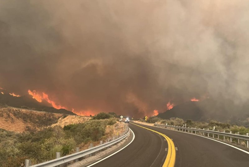  كاليفورنيا الحريق مشتعل على الطريق السريع 330 فوق محطة الإطفاء في مقاطعة سان برناردينو. تم إغلاق الطريق السريع في كلا الاتجاهين. 
المصدر:UP
