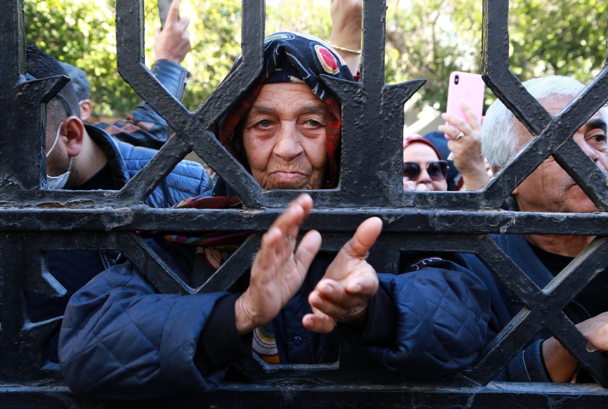مدنيون تونسيون يحتجون ضد حل المجلس الأعلى للقضاء (10 فبراير 2022). (وكالة الصحافة الفرنسية)