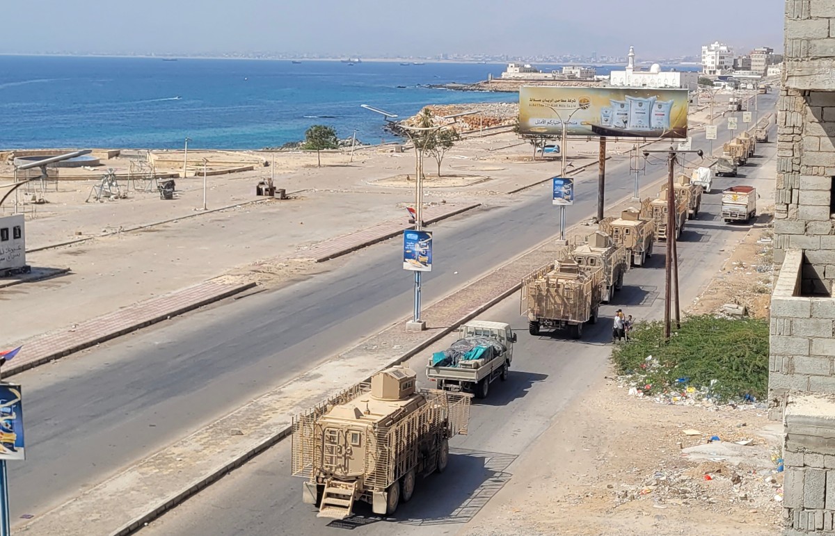 A convoy of armoured vehicles makes its way along a street in the port city Mukalla, southern Yemen, on January 1, 2026. Separatists from Yemen's Southern Transitional Council said on January 1, 2026, that Saudi-aligned government forces would enter territories seized by the UAE-backed group, in a step that appeared unlikely to satisfy Saudi Arabia after it repeatedly demanded their full withdrawal. (Photo by AFP)