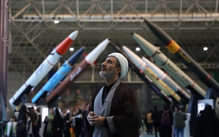رجل إيراني يزور متحف القوات الجوية التابعة للحرس الثوري الإسلامي في طهران يوم 12 نوفمبر تشرين الثاني 2025