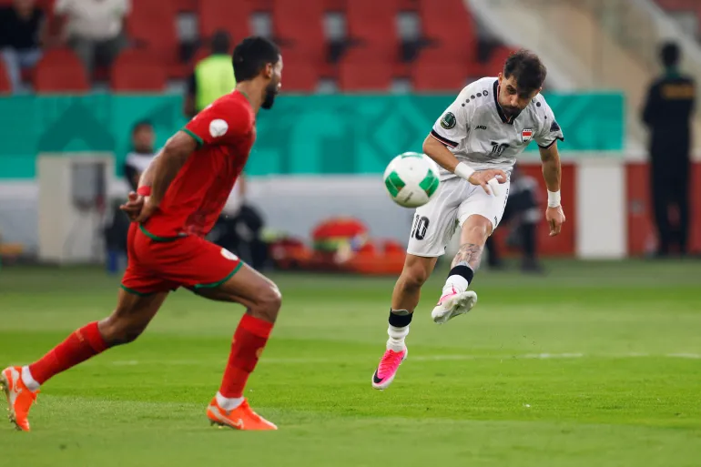 مهاجم المنتخب الوطني حسن عبد الكريم يصوب على مرمى عُمان في افتتاح خليجي 27 بالسعودية