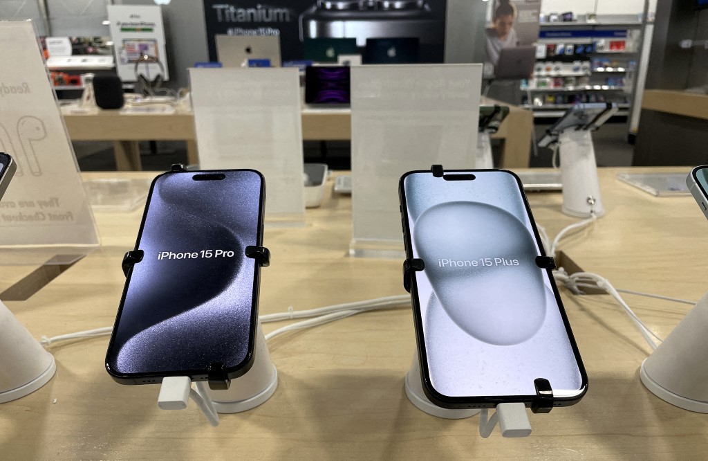 SAN RAFAEL, CALIFORNIA - NOVEMBER 02: The new Apple iPhone 15 is displayed at a Best Buy Store on November 02, 2023 in San Rafael, California. Apple will report fourth quarter earnings today after the closing bell.   Justin Sullivan/Getty Images/AFP (Photo by JUSTIN SULLIVAN / GETTY IMAGES NORTH AMERICA / Getty Images via AFP)