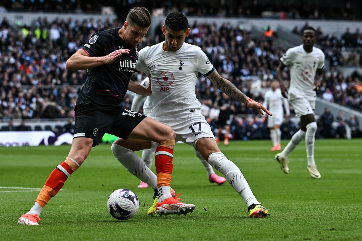 Luton Town's English defender #16 Reece Burke (L) fights for the ball Tottenham Hotspur's Argentinian defender #17 Cristian Romero during the English Premier League football match between Tottenham Hotspur and Luton Town at the Tottenham Hotspur Stadium in London, on March 30, 2024. (Photo by Ben Stansall / AFP) 