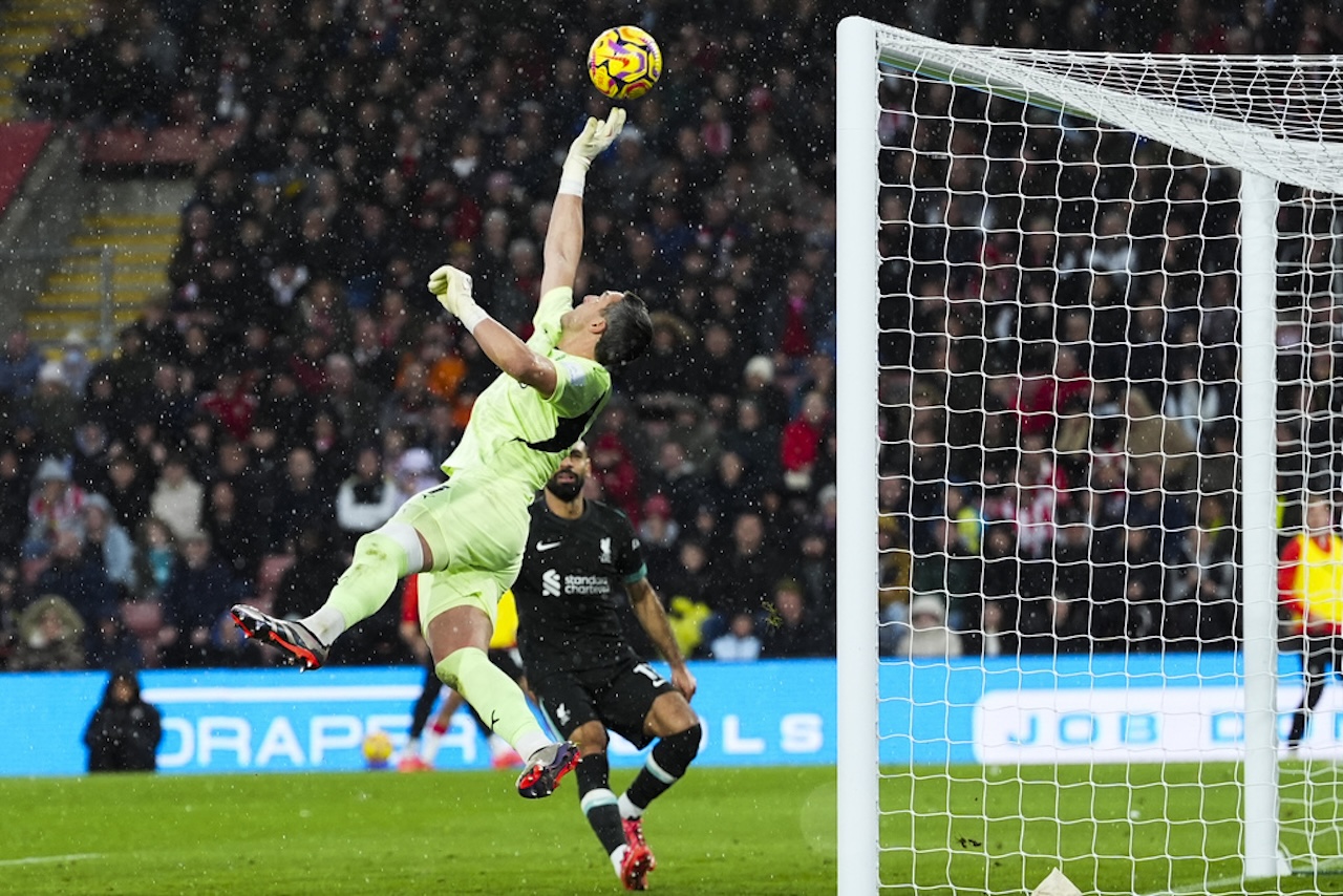 Southampton's goalkeeper Alex McCarthy saves during the English Premier League soccer match between Southampton and Liverpool in Southampton, England (AP Photo/Sean Ryan)