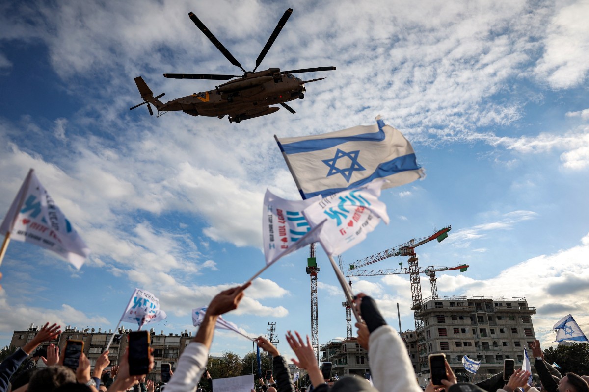 Hamas militants at a ceremony in central Gaza on February 22 after two others were released in the southern part of the Palestinian territory. (Photo by Ahmad GHARABLI / AFP)