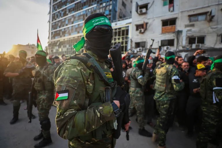 Hamas Fighters Oversee Crowd as Red Cross Collects Hostages for Release in Gaza City – Jan. 19, 2025. Photo: AP / Abed Hajjar


