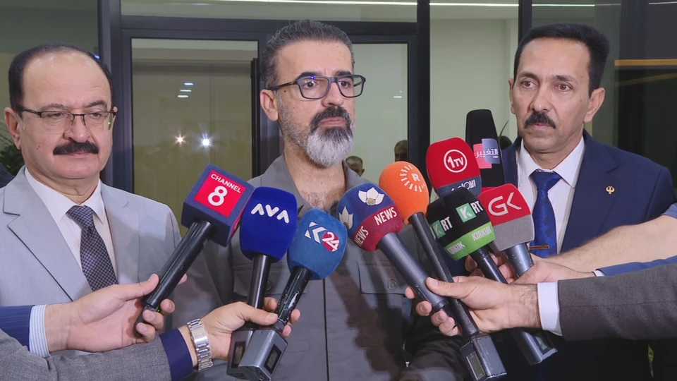 Kirkuk Governor Rebwar Taha speaks to reporters on May 15, 2025, about raising the wheat purchase price for farmers and the upcoming collection process. Photo: Channel8