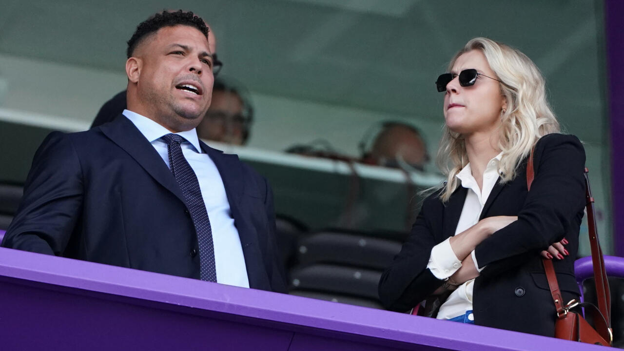 El brasileño Ronaldo Nazario (izquierda) asiste a un partido del Real Valladolid contra el Atlético de Madrid junto a su mujer Celina Locks, el 6 de octubre de 2019 en el estadio José Zorrilla de Valladolid © CESAR MANSO / AFP/File